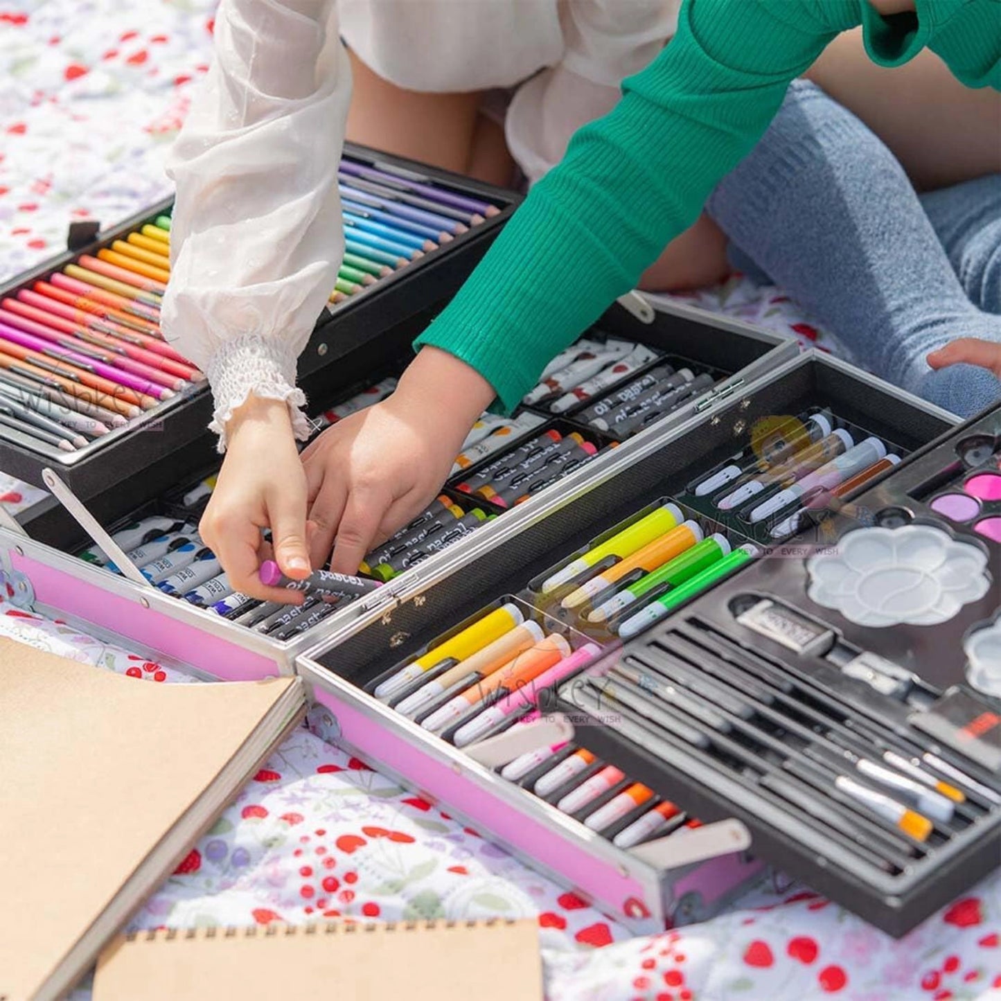 Art Drawing Kit in Aluminum Case